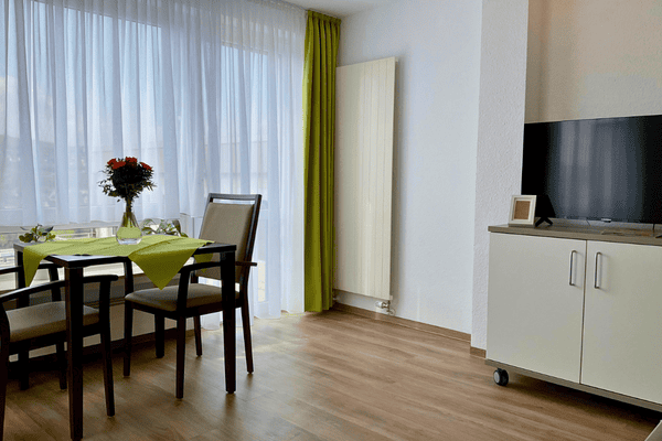 Zimmer Bernhard-Salzmann-Haus Zimmer einer stationären Pflegeeinrichtung. Szene: Bernhard-Salzmann-Haus DRK Soziale Dienste Meschede