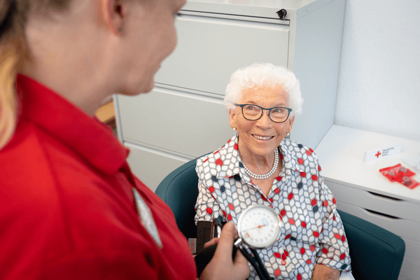 Ambulante Pflege Pflegefachkraft mit Seniorin. Szene DRK Pflegeteam Sauerland