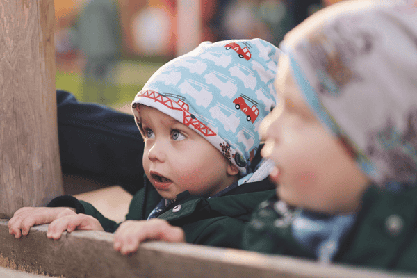 DRK Kitas Zwei Kinder einer Kindertagesstätte. Szene DRK