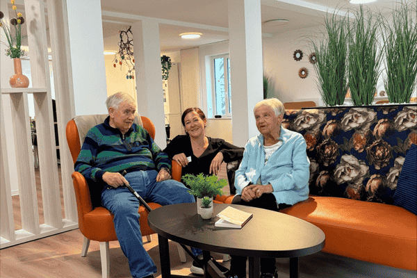 Tagespflegegäste gemeinsam mit der Pflegerin. Szene DRK Haus Maria vom Stein.