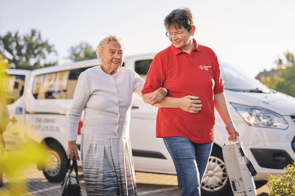 Unterstützung einer Seniorin