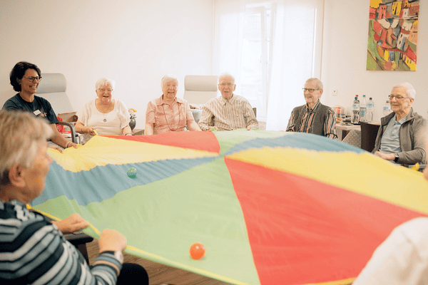 Seniorenbeschäftigung in der Tagespflege / Szene: DRK-Tagespflege "Am Holschentor"