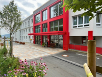 Außenansicht einer stationären Pflegeeinrichtung. Szene Bernhard-Salzmann-Haus DRK Soziale Dienste Meschede