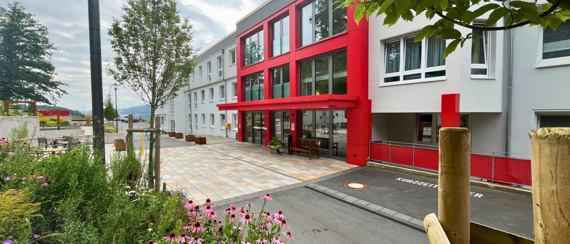 Außenansicht Bernhard-Salzmann-Haus Außenansicht einer stationären Pflegeeinrichtung. Szene Bernhard-Salzmann-Haus DRK Soziale Dienste Meschede