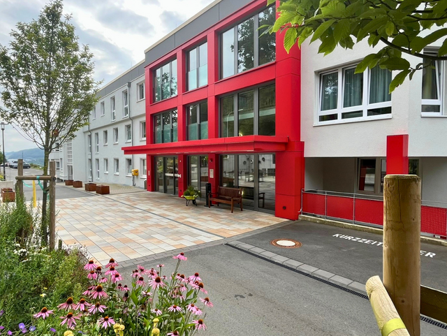 Außenansicht einer stationären Pflegeeinrichtung. Szene Bernhard-Salzmann-Haus DRK Soziale Dienste Meschede