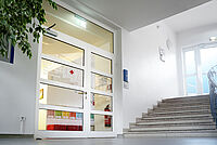 Eingangsbereich des DRK Bildungsinstituts für Gesundheitsberufe