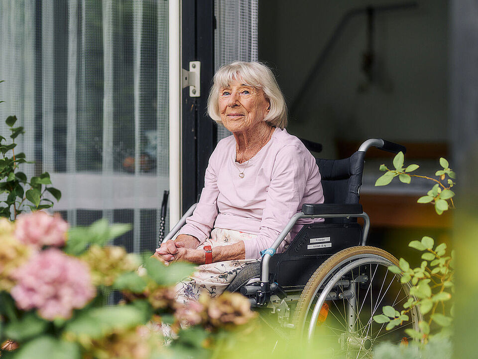 Highres DRK Pflegeheim Duisburg Bewohnerin im Rollstuhl auf dem Balkon ihres Zimmers. Szene: Seniorenzentrum des DRK Haus am Sandberg