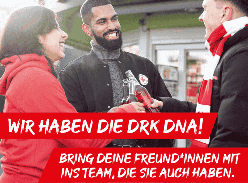 DRK DNA Motiv Trinkhalle Personen unterhalten sich und lachen gemeinsam. Bildmotiv DRK DNA Kampagne.